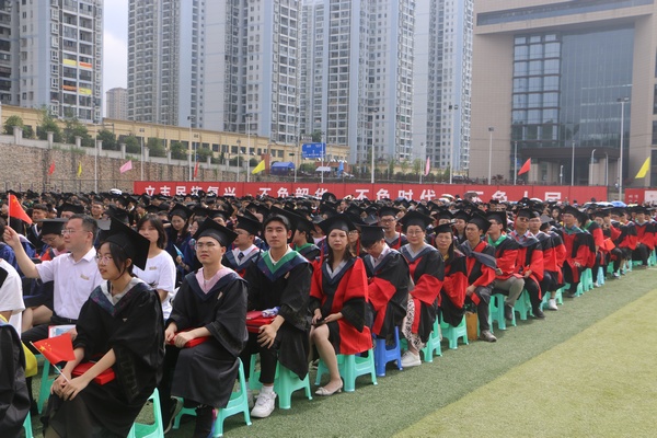 貴州大學(xué)2022屆學(xué)生畢業(yè)典禮暨學(xué)位授予儀式現(xiàn)場(chǎng)。