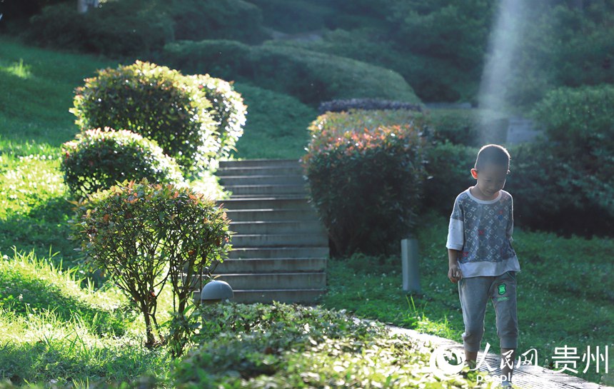 阿哈湖公園內(nèi)光束打在小朋友身上。人民網(wǎng) 顧蘭云攝