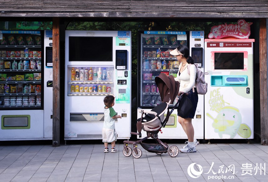 市民在阿哈湖公園內的自動售賣機購買食品。人民網(wǎng) 顧蘭云攝