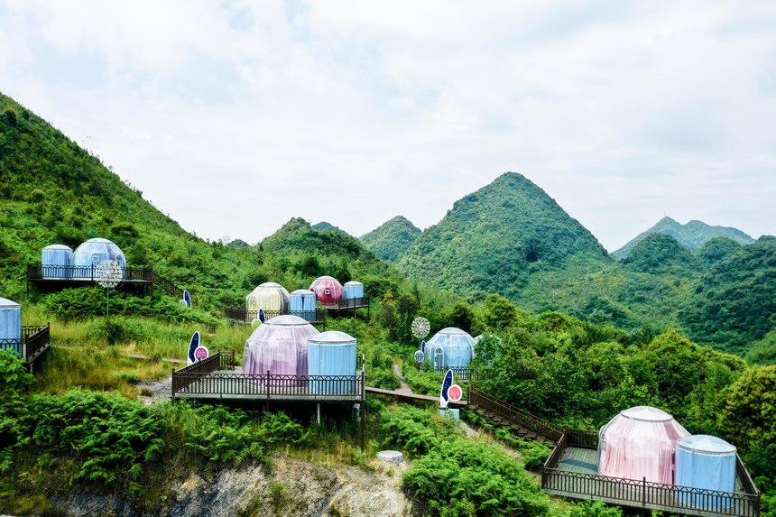 大方縣油杉河景區(qū)崔蘇壩國(guó)際露營(yíng)基地星空泡泡屋。