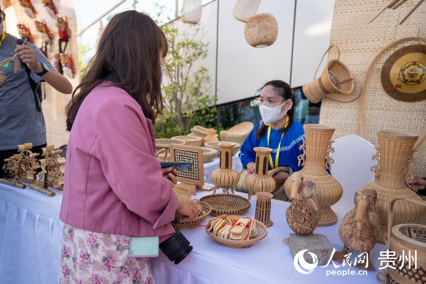 參會嘉賓參觀山地生活消費與非遺傳承展。人民網(wǎng) 涂敏攝