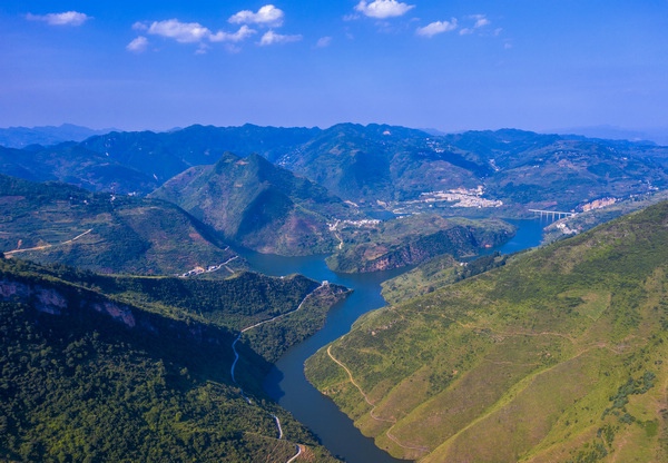 9夾巖水利樞紐工程赫章縣“雞鳴三縣”景點剎界河庫區(qū)俯瞰。李學友攝