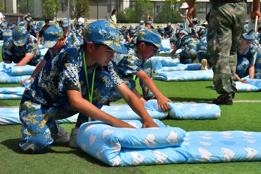 8月27日，新生在大方金塔英才學校操場疊軍被。陳錦川攝