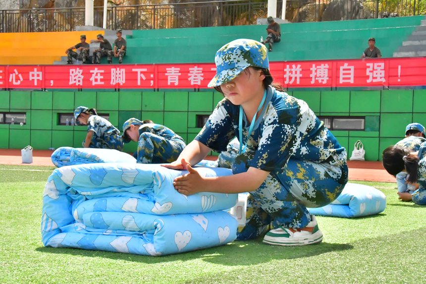 8月27日，新生在大方金塔英才學(xué)校操場疊軍被。陳錦川攝