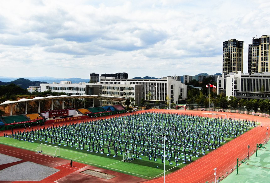 8月27日，新生在大方金塔英才學(xué)校操場疊軍被比賽現(xiàn)場航拍。周訓(xùn)貴攝