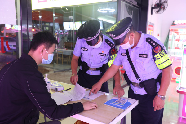 3水城公安全力以赴開展第三次夏夜治安巡查宣防集中統(tǒng)一清查行動。