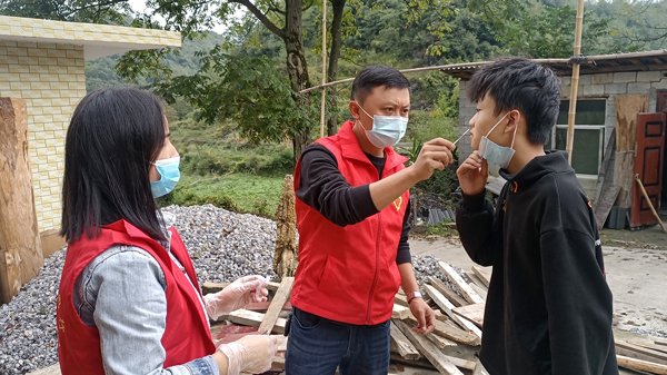 2022年9月13日，納雍縣水東鎮(zhèn)獨(dú)山村，志愿者在給小朋友做抗原。