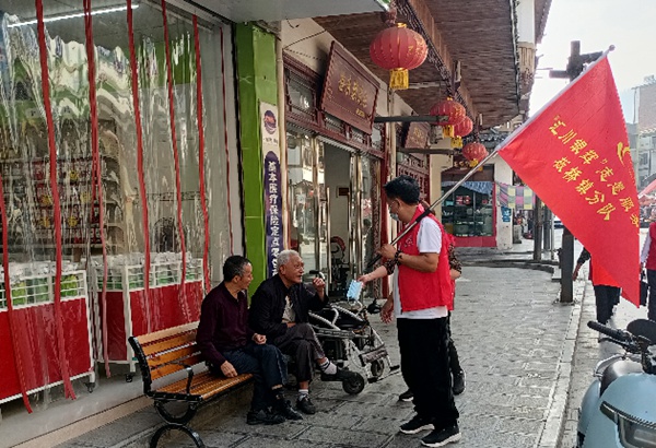 匯川銀輝志愿服務(wù)隊板橋分隊服務(wù)群眾。