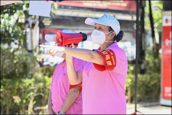 11 楊朝群阿姨和明珠助老社的老人們就地轉(zhuǎn)化為志愿者，助力轄區(qū)疫情防控。