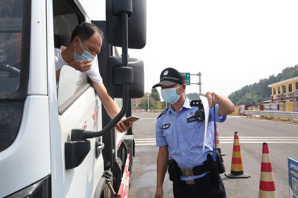 黨員民警楊品在疫情防控卡口執(zhí)勤。許景珍攝