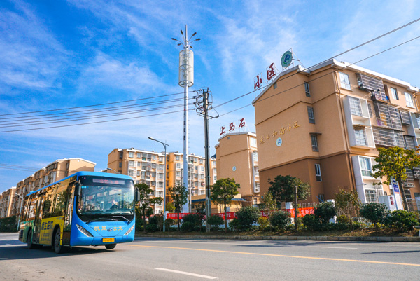 新能源公交車開進凱里市移民安置點。