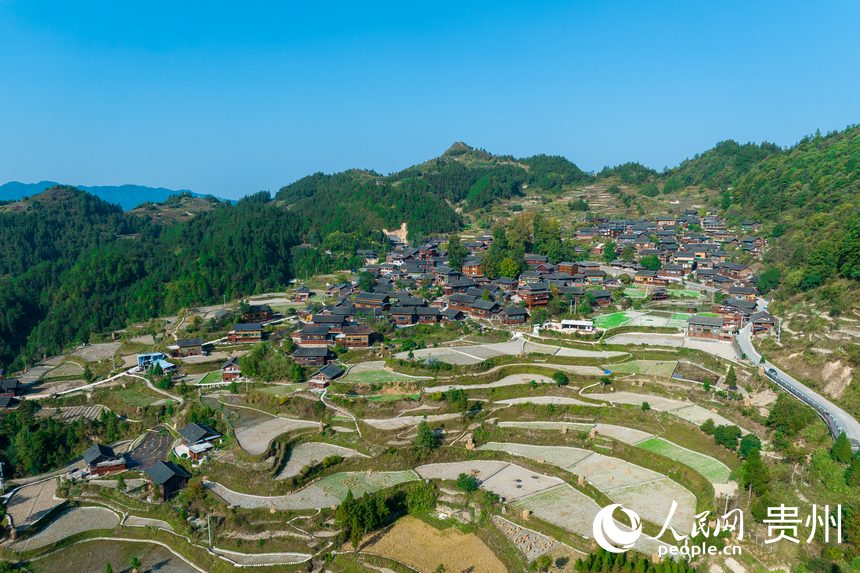 航拍大山深處的雷山縣西江鎮(zhèn)龍?zhí)链?。人民網(wǎng) 涂敏攝