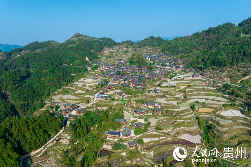 航拍大山深處的雷山縣西江鎮(zhèn)龍?zhí)链?。人民網(wǎng) 涂敏攝