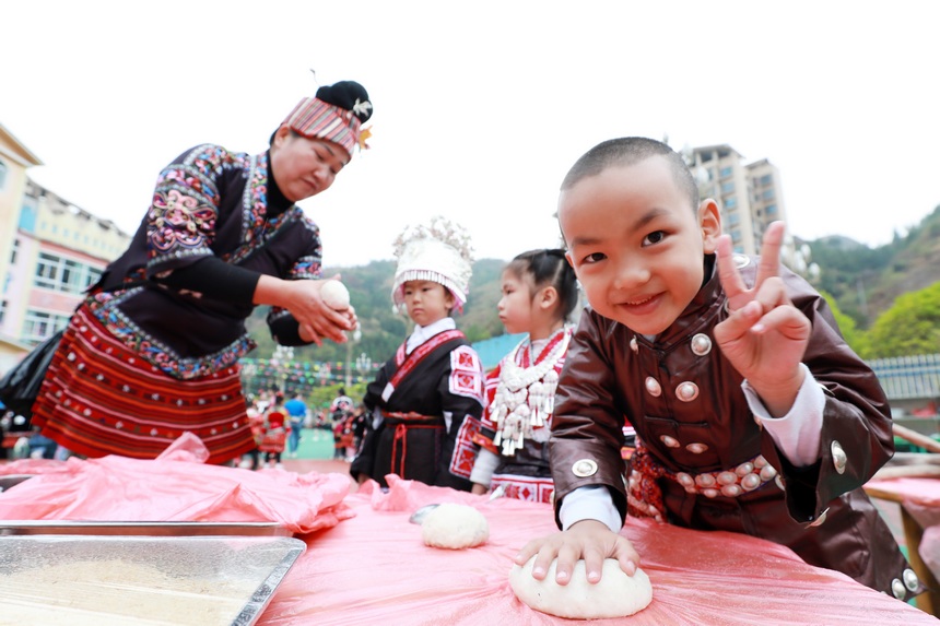 劍河縣幸福社區(qū)中心幼兒園，孩子們參加打糍粑活動(dòng)。