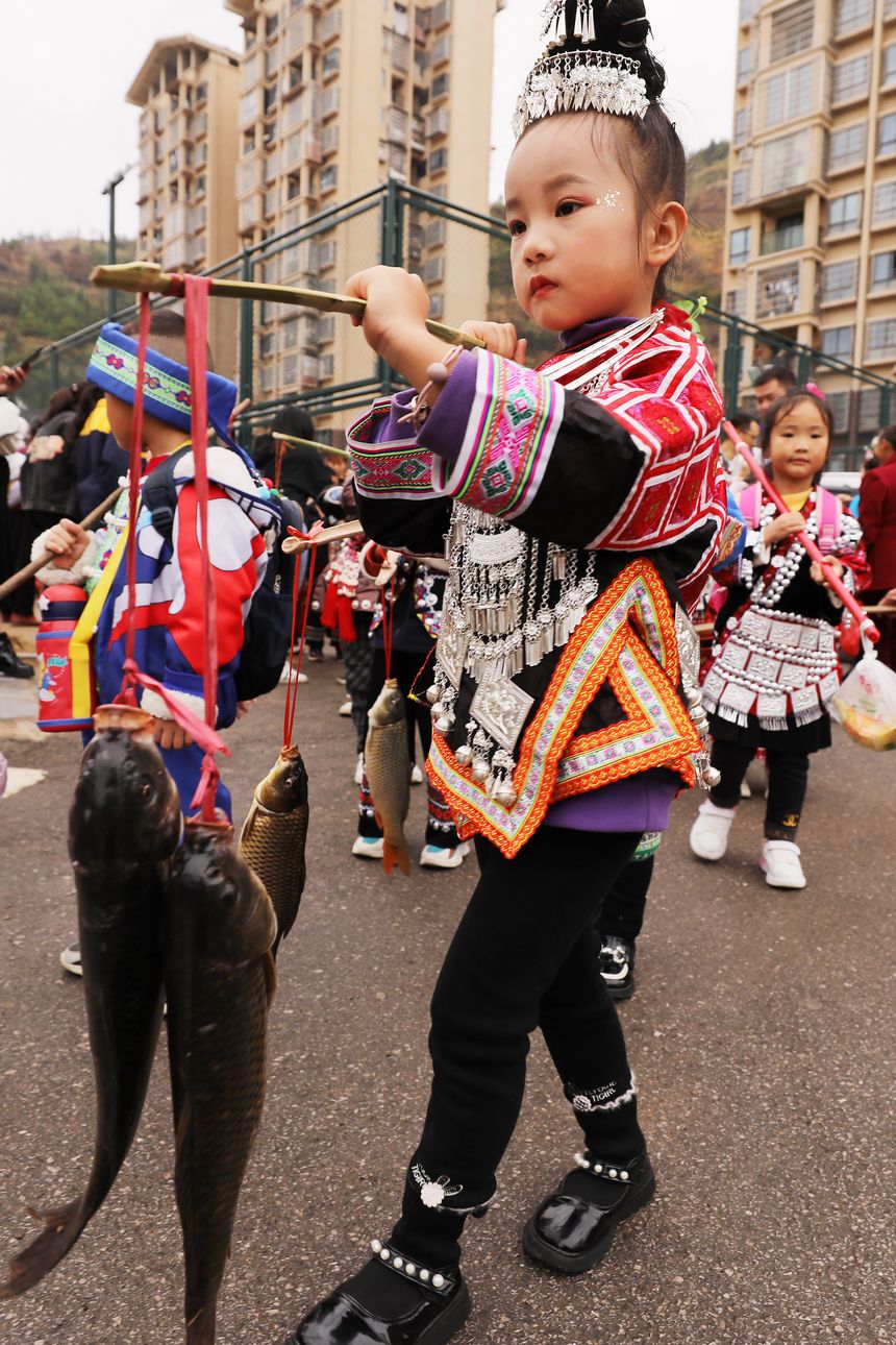 劍河縣幸福社區(qū)中心幼兒園，孩子們體驗“姑媽回娘家”活動。