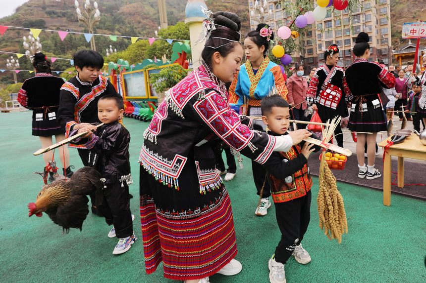 劍河縣幸福社區(qū)中心幼兒園，孩子們體驗“姑媽回娘家”活動。 