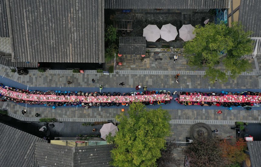 10月31日，人們在丹寨縣萬達小鎮(zhèn)品嘗長桌宴。