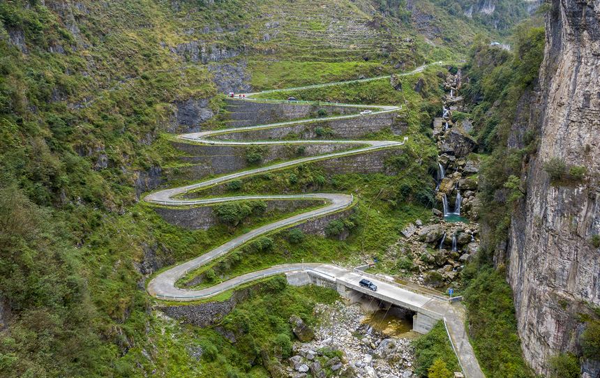 赫章古達鄉(xiāng)和平村通村公路七道拐景觀。