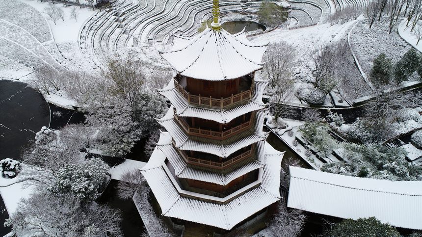 2022年12月28日，大方縣國家4A級景區(qū)奢香古鎮(zhèn)雪景航拍。周訓貴攝