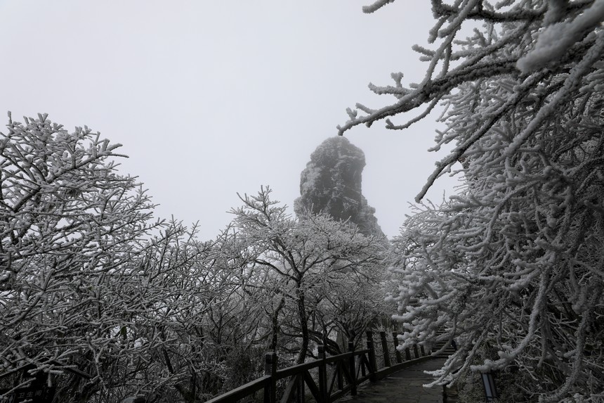 2022年12月31日拍攝的世界自然遺產(chǎn)地梵凈山雪景。李鶴攝