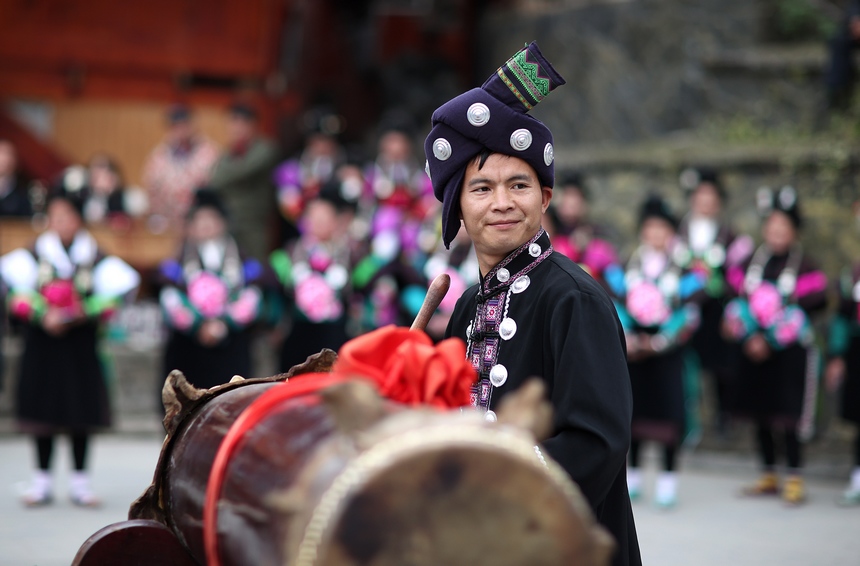 2月24日，貴州省黔東南苗族侗族自治州丹寨縣興仁鎮(zhèn)王家村，身著盛裝的鼓手在跳鼓場(chǎng)上敲擊木鼓。