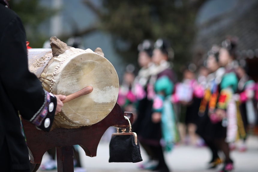 2月24日，貴州省黔東南苗族侗族自治州丹寨縣興仁鎮(zhèn)王家村，身著盛裝的苗族村民在跳鼓場上跳木鼓舞。