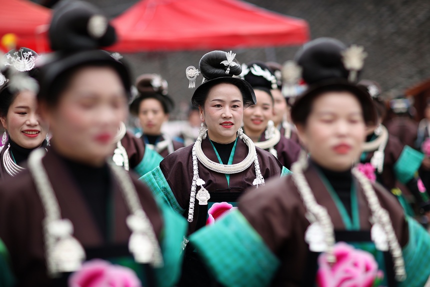 2月24日，貴州省黔東南苗族侗族自治州丹寨縣興仁鎮(zhèn)王家村，身著盛裝的苗族村民在跳鼓場(chǎng)上跳木鼓舞。