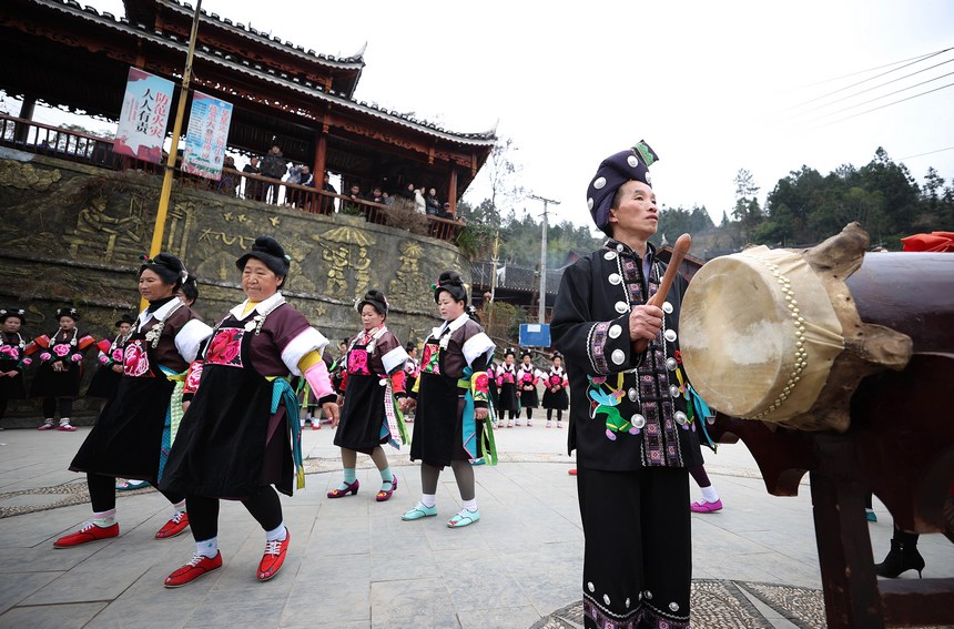 2月24日，貴州省黔東南苗族侗族自治州丹寨縣興仁鎮(zhèn)王家村，身著盛裝的苗族村民在跳鼓場(chǎng)上跳木鼓舞。