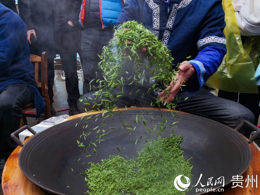 炒茶。人民網(wǎng) 王秀芳攝