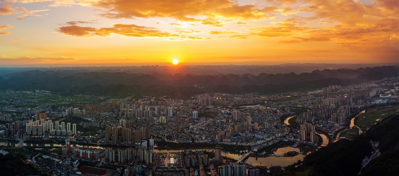 夕陽下的惠水。黃平攝