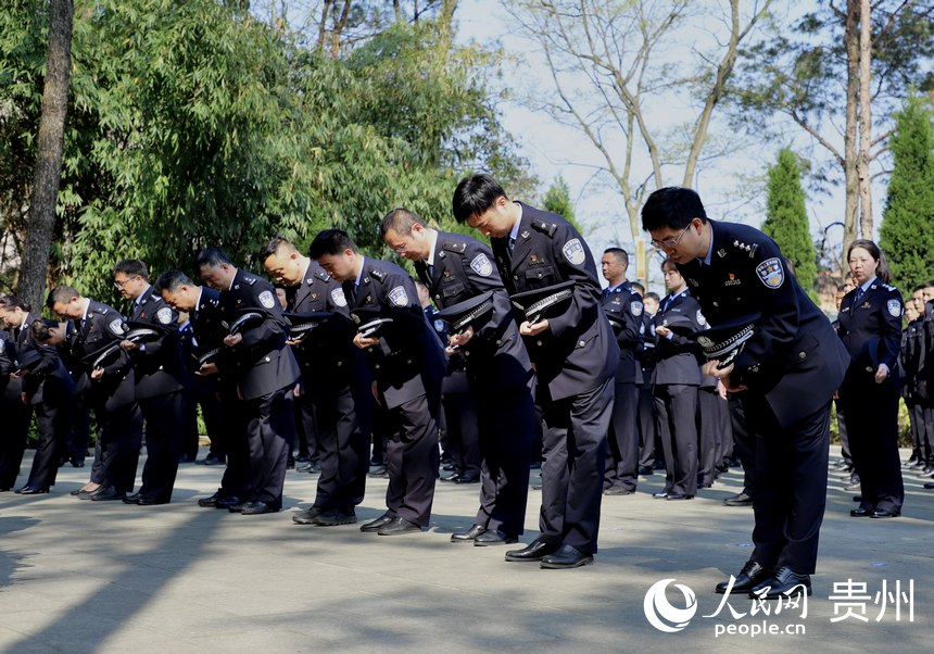 民警向公安英烈鞠躬致敬。人民網(wǎng) 顧蘭云攝