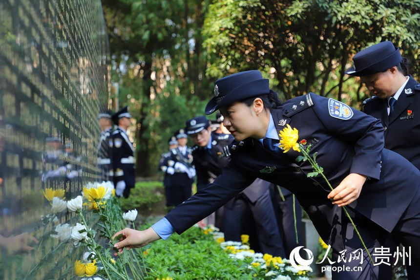 民警向公安英烈獻(xiàn)花。人民網(wǎng) 顧蘭云攝