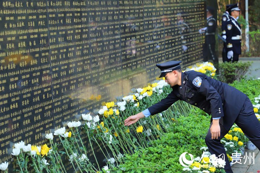 民警向公安英烈獻(xiàn)花。人民網(wǎng) 顧蘭云攝