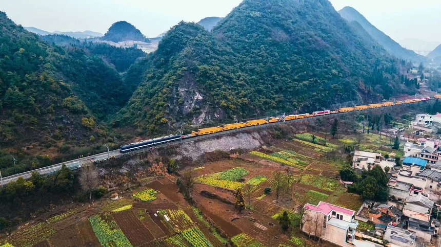 滬昆鐵路貴州段大修施工現(xiàn)場(chǎng)。趙鵬攝