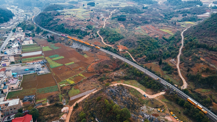 滬昆鐵路貴州段大修施工現(xiàn)場。趙鵬攝