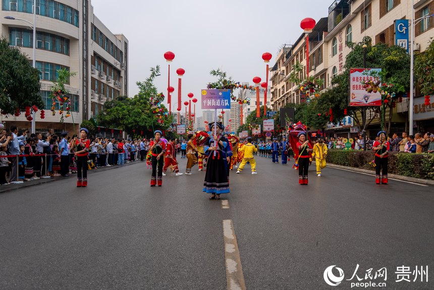 參加“三月三”巡游的少數(shù)民族同胞隊(duì)伍。人民網(wǎng)記者 涂敏攝