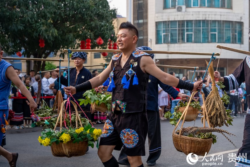 參加巡游的少數(shù)民族同胞展示傳統(tǒng)文化。人民網(wǎng)記者 涂敏攝