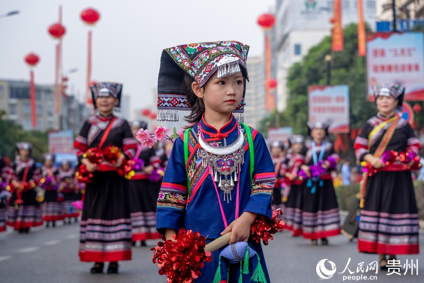 參加巡游的兒童。人民網(wǎng)記者 涂敏攝