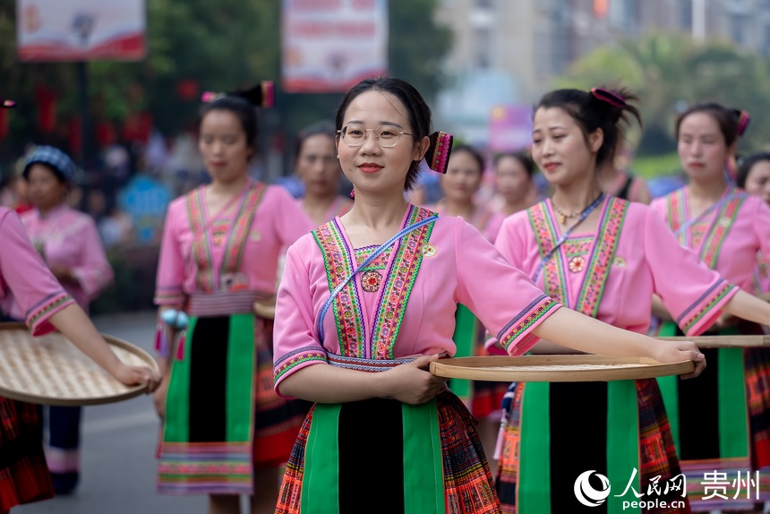 參加巡游的少數(shù)民族同胞展示傳統(tǒng)文化。人民網(wǎng)記者 涂敏攝