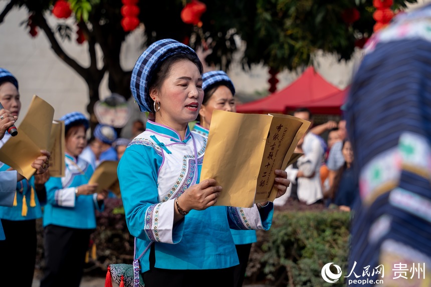 參加巡游的少數(shù)民族同胞展示傳統(tǒng)文化。人民網(wǎng)記者 涂敏攝