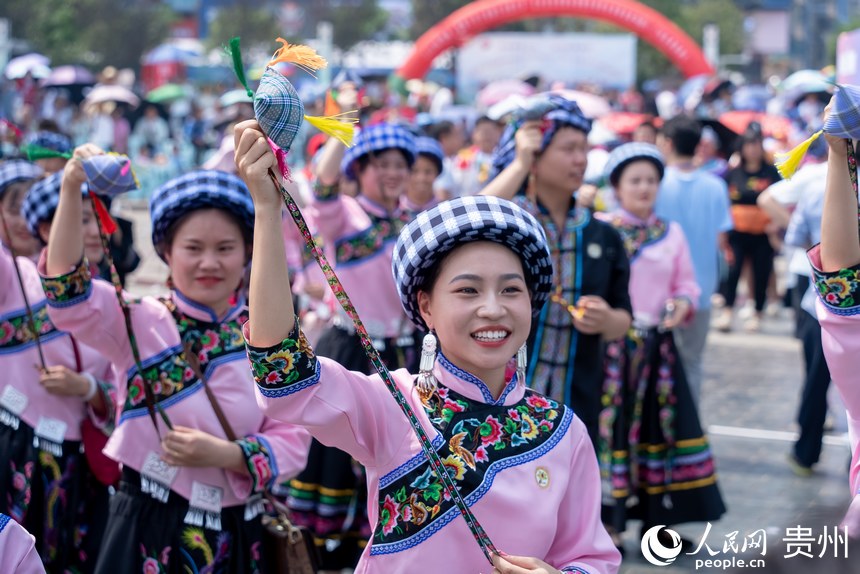 開幕式現(xiàn)場，參加活動的少數(shù)民族同胞齊跳布依糠包舞。人民網(wǎng)記者 涂敏攝