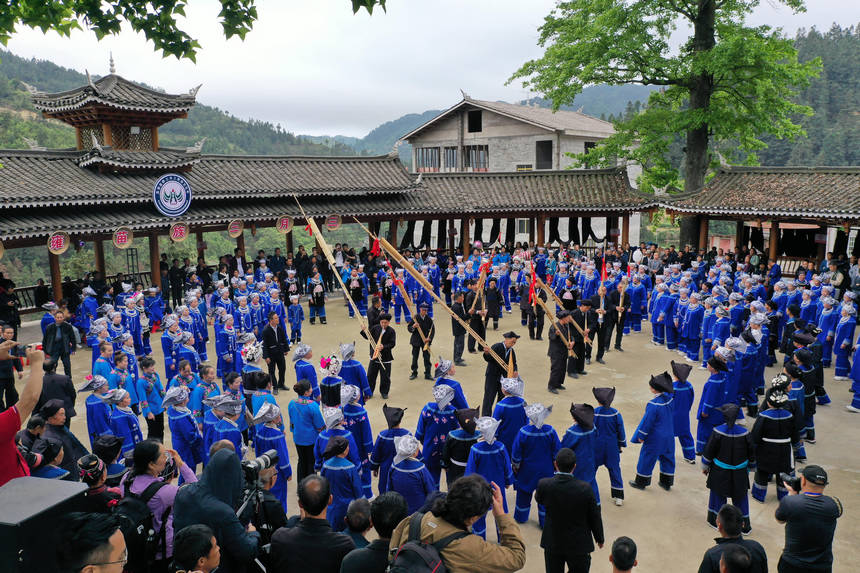 4月22日，新民村村民同外地游客同跳蘆笙舞，歡慶高雍苗族“三月三“。 