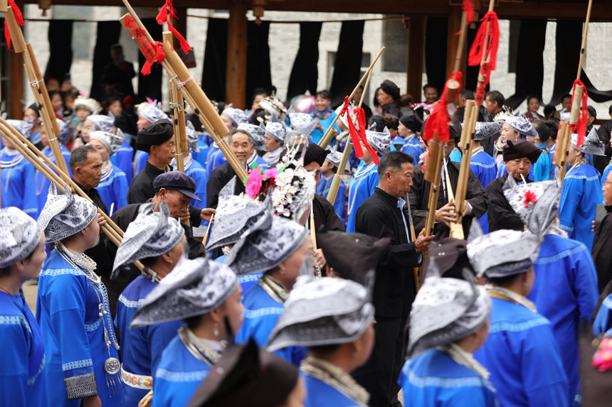 4月22日，新民村村民同外地游客同跳蘆笙舞，歡慶高雍苗族“三月三“。