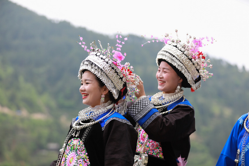 4月22日，在新民村苗族同胞梳妝打扮，歡度高雍苗族“三月三“。