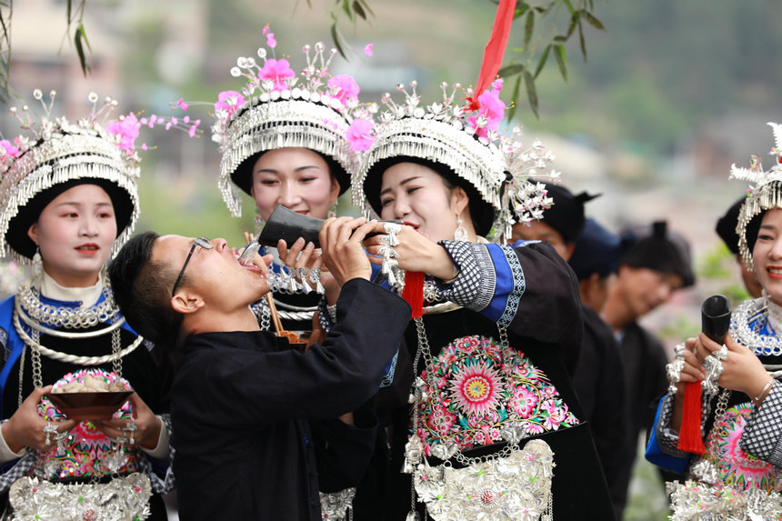 4月22日，苗族群眾在新民村迎賓攔門。