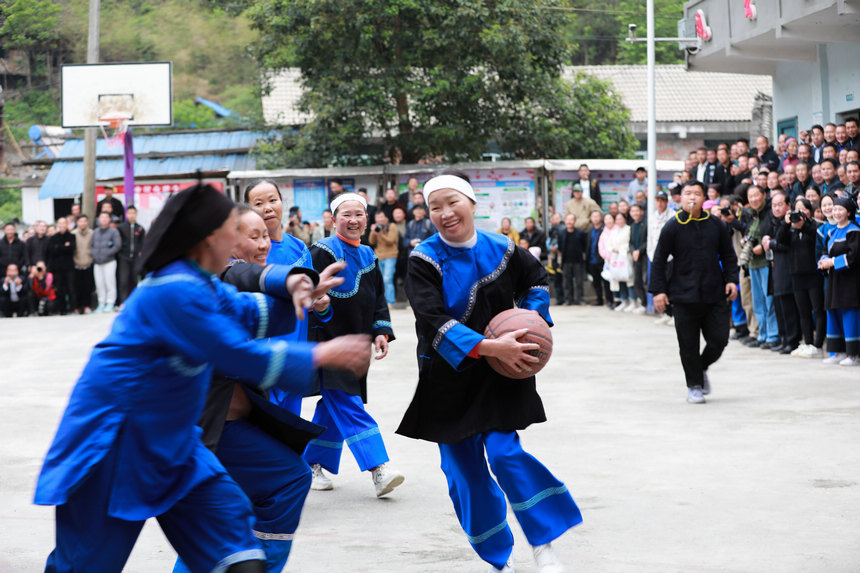 4月23日，苗族群眾在新民村參加村“BA”籃球賽。