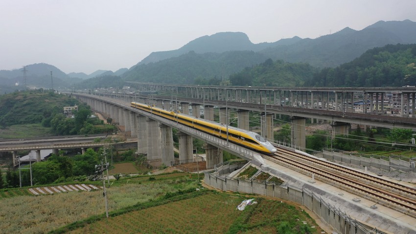 “黃醫(yī)生”檢測車通過都勻東馬寨特大橋。范亮茹攝