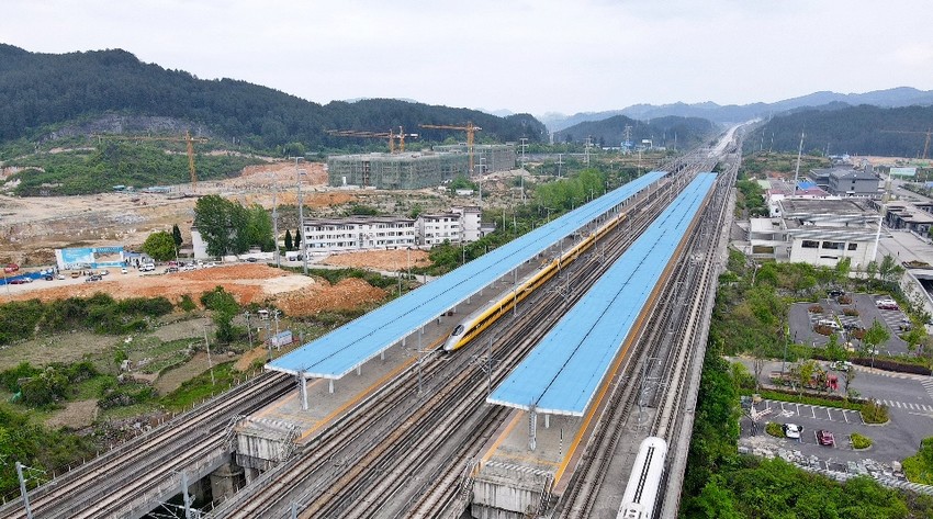 “黃醫(yī)生”檢測(cè)車通過龍里北站。曾鳴攝