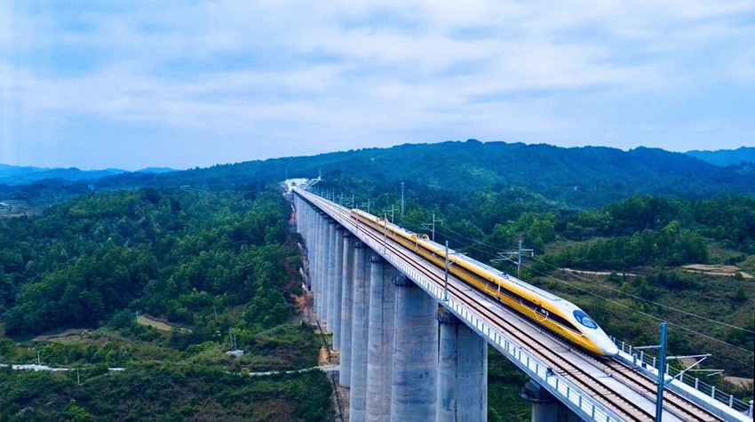 “黃醫(yī)生”檢測(cè)車通過銀坡河雙線特大橋。尹立攝