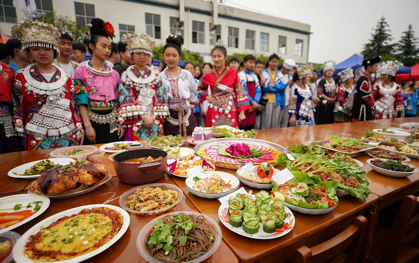 高三年級(jí)學(xué)生在“校園美食節(jié)”上品評(píng)自己做的美食。黃曉海攝